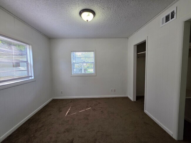 Building Photo - Cute 2BR/1BA House on Corner Lot
