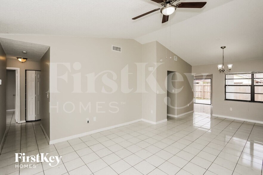 Building Photo - 4610 SW 143rd Ct W