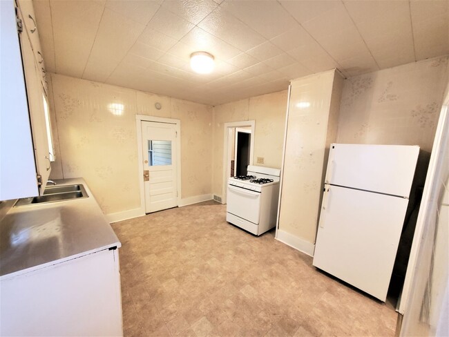 Building Photo - Cute 2 bedroom with garage & fence in back...