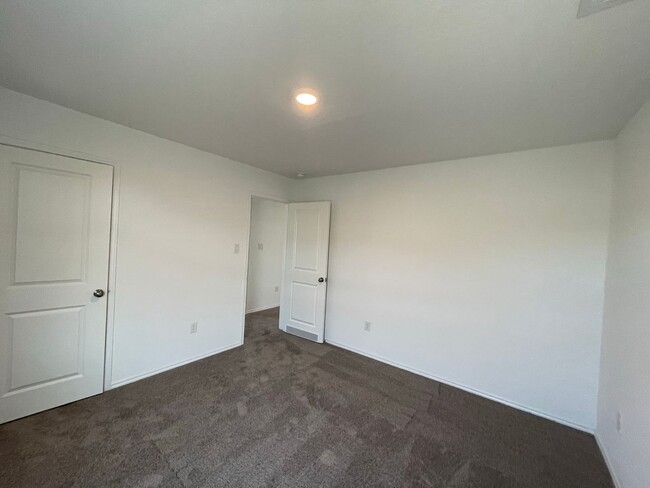 Building Photo - Spacious Floorplan- 2 Story Home in The Si...