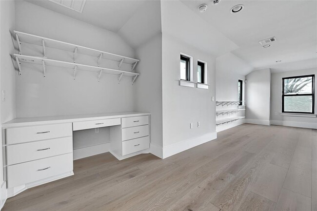 Building Photo - 1815 W 38th St