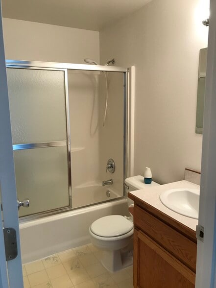 Building Photo - 1090 Cedar Ct