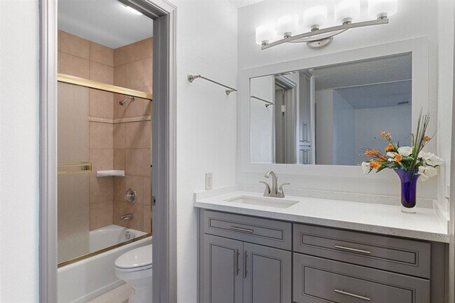 Building Photo - Modern 3 Bedroom, 2 Bath Completely Remodeled Condo