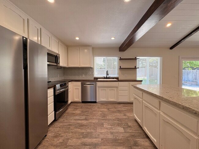 Building Photo - Beautiful 3 Bedroom, 2.5 Bathroom Fully Remodeled Home in Orangevale!