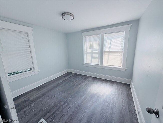 Building Photo - 521 Columbus Ave NW