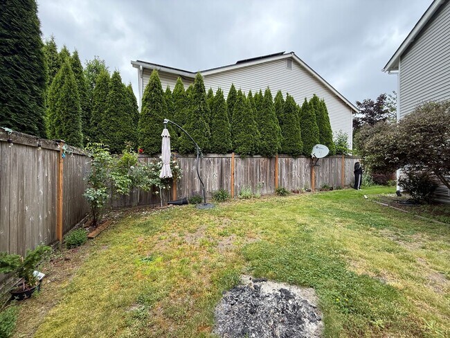 Building Photo - Move in Ready Luxury 4 Bedroom, 2.5 bath h...