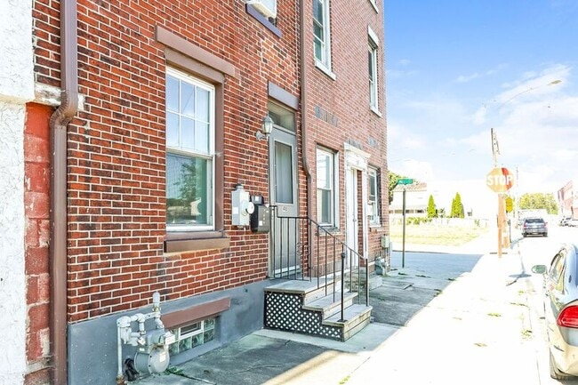 Building Photo - 48 W Front St