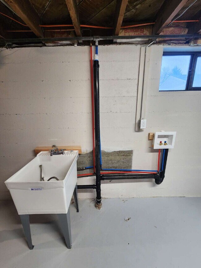 Building Photo - 3BR With Newer Updates