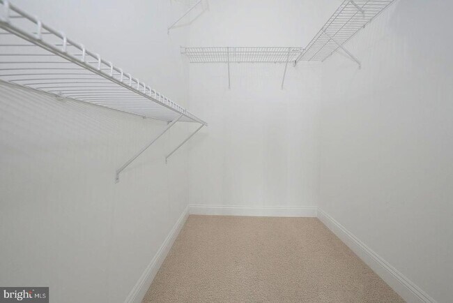 Building Photo - 300 W Elm St