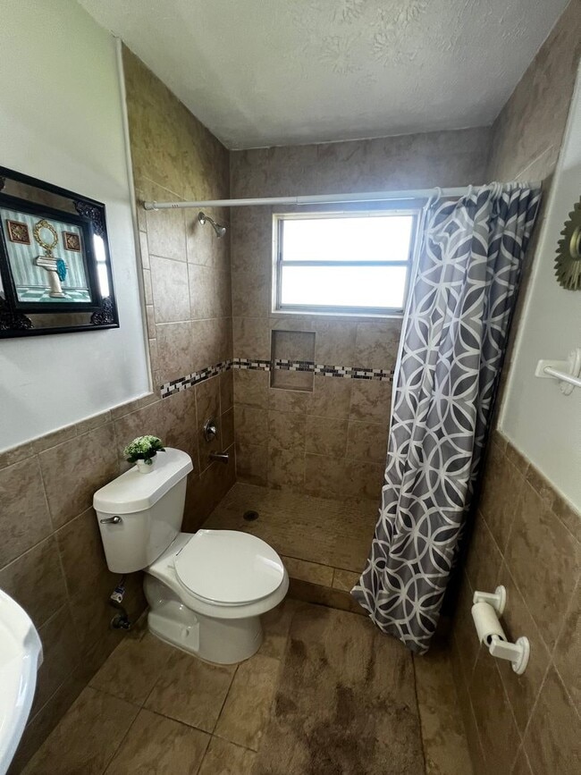 Building Photo - 3 BEDROOM 2 BATH CONVENIENTLY LOCATED WITH A TROPICAL OASIS IN THE BACK YARD!
