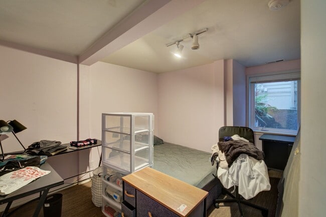 Building Photo - Huge U.W. Home Now Renting for September 2026