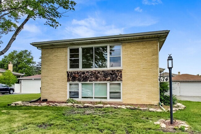 Building Photo - 16W641 56th Pl