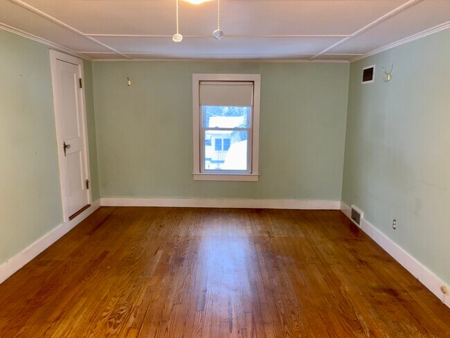 Building Photo - 6 Clark St