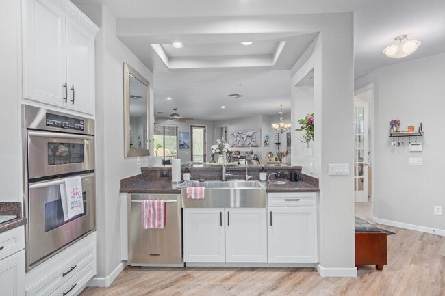 Building Photo - Beautiful Scottsdale townhome with perfect...