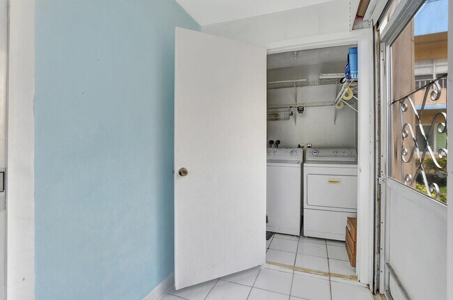 Building Photo - 204 Burgundy N