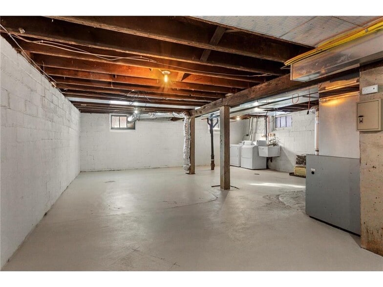 Building Photo - 203 Annapolis St W