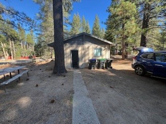 Building Photo - One level cabin in a quiet neighborhood