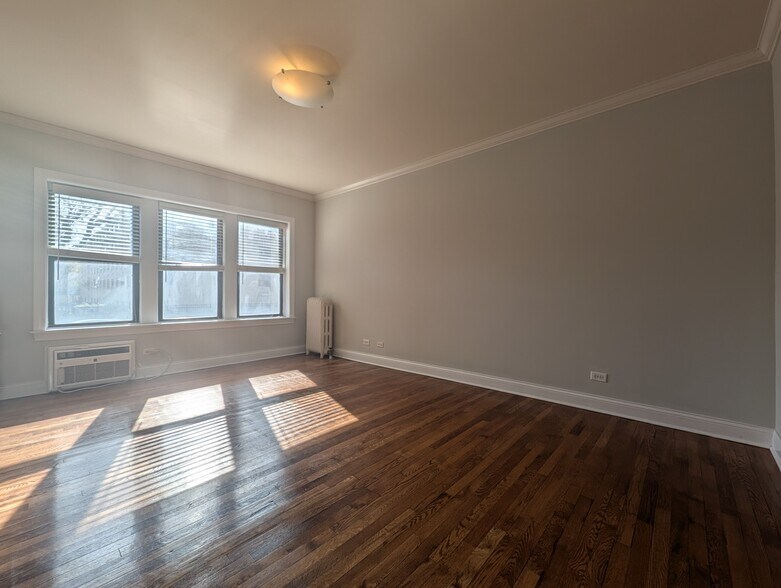Building Photo - 722 W Addison St