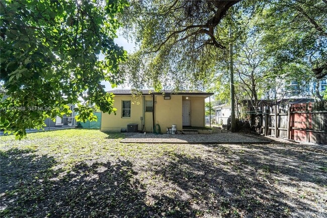 Building Photo - 1215 NE 127th St