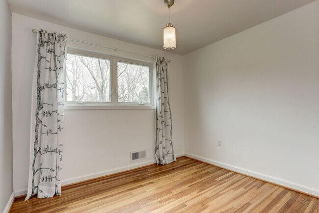 Building Photo - 9718 Holmhurst Rd