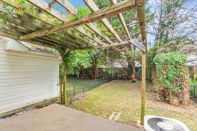 Building Photo - Beautifully Renovated Townhome (2BR/2.5BA)...