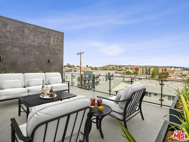 Building Photo - 3308 Mentone Ave