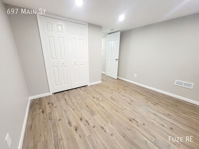 Building Photo - 697 Main St