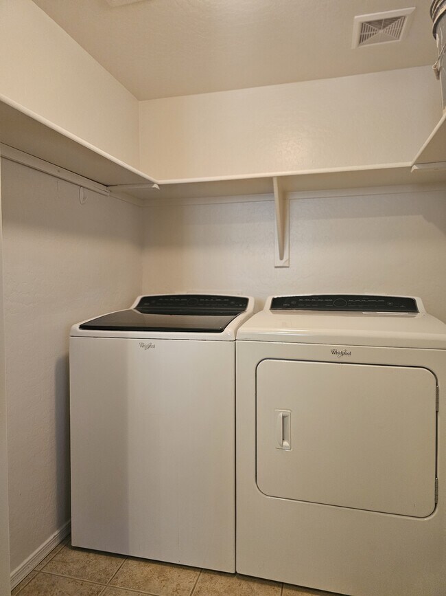 Building Photo - 2300 E Magma Rd