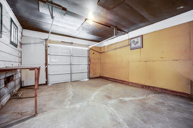 Building Photo - FREE MONTH RENT! Freshly Updated 3 Bedroom House