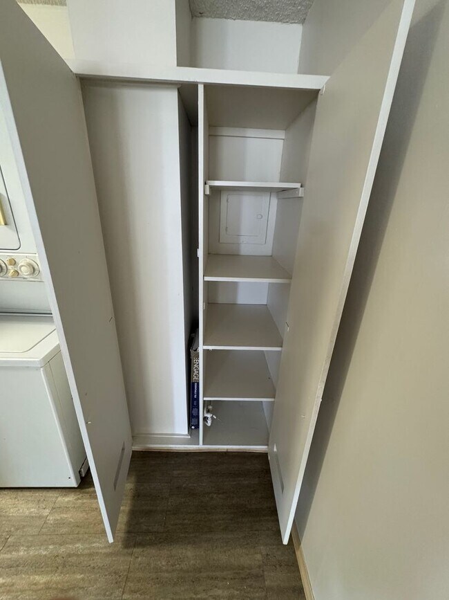 Building Photo - Large 2/2 Waikiki Condo with Parking, Lanai, A/C & W/D in unit!