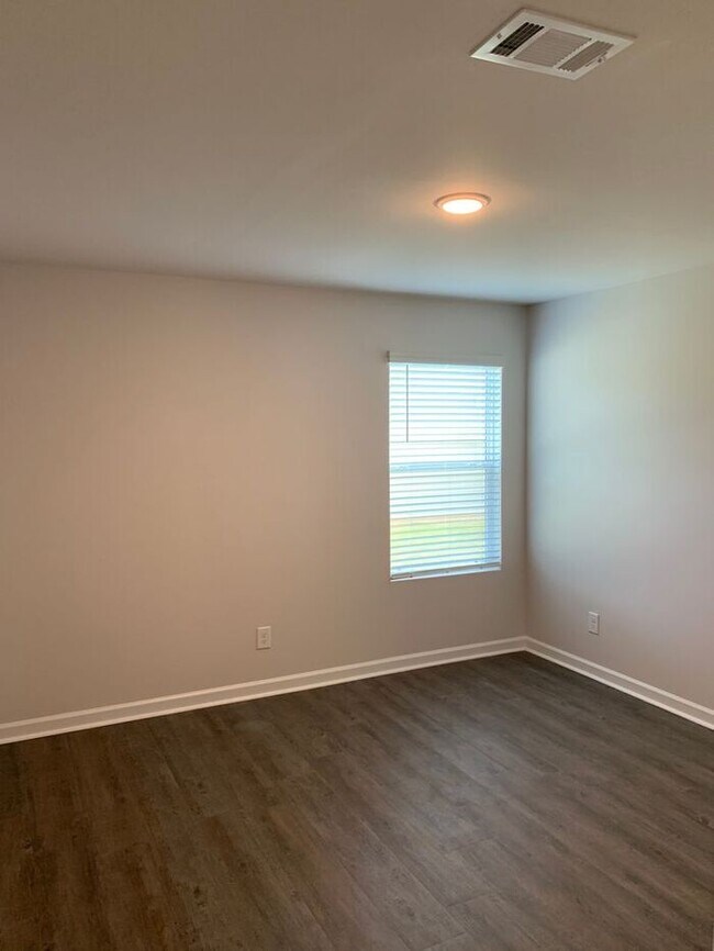 Building Photo - Move-In Ready! Spacious 3-Bedroom, 2-Bath Home in Waterbury — Apply Today to Secure Yours!