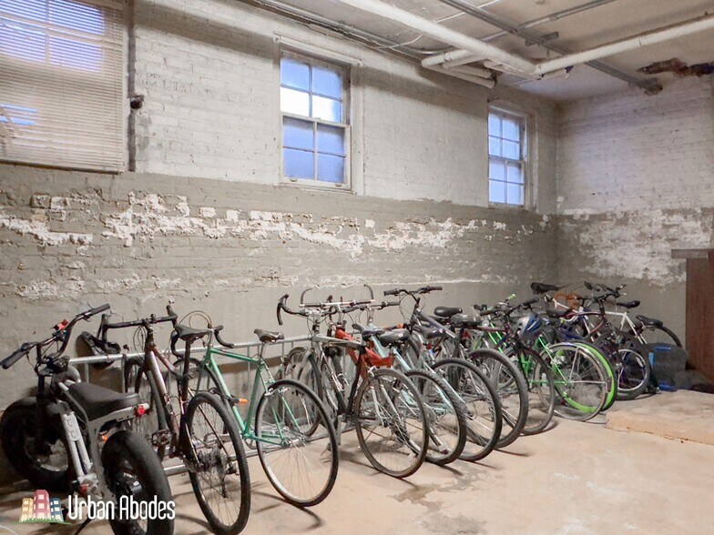 Building Photo - 4735 N Hermitage Ave