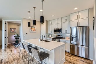 Building Photo - Charming 3 Bedroom