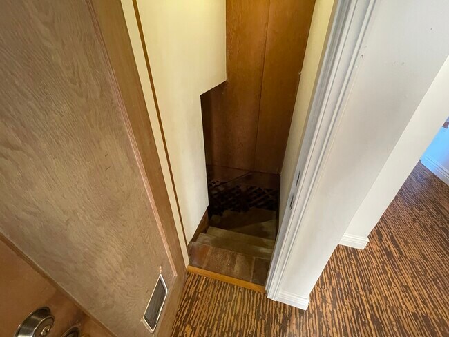 Building Photo - 1915 Oakview Dr