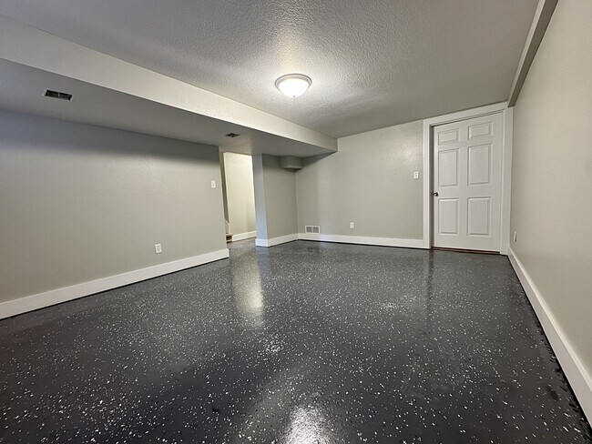Building Photo - 603 NE 51st Pl