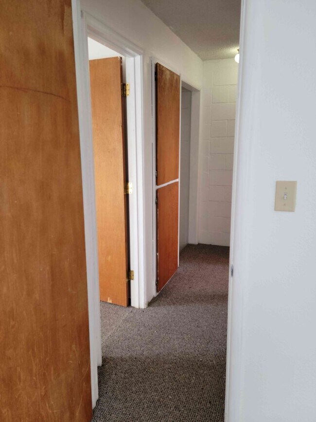 Building Photo - Centrally Located 2 Bedroom Townhouse