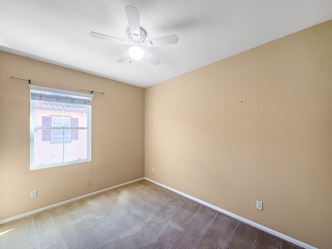 Building Photo - Beautiful 3B/2.5BA Townhome w/ Washer/Drye...