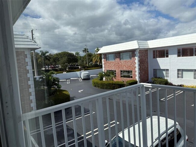 Building Photo - 412 S Cypress Rd