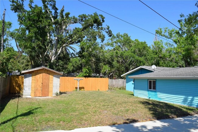 Building Photo - 403 Pinewood Ave