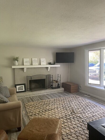 Building Photo - 1305 E Grandview