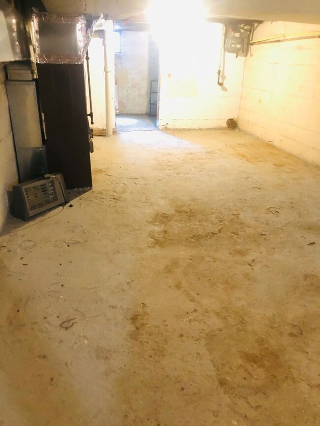 Building Photo - 4 bed 1 bath amazing location