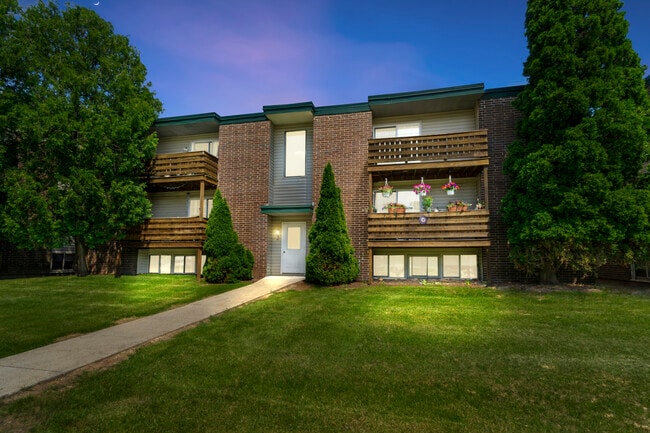 Building Photo - Clay Court Apartments