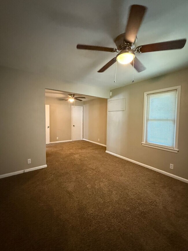 Building Photo - 3 Bedroom 2 Bath - Brook Village