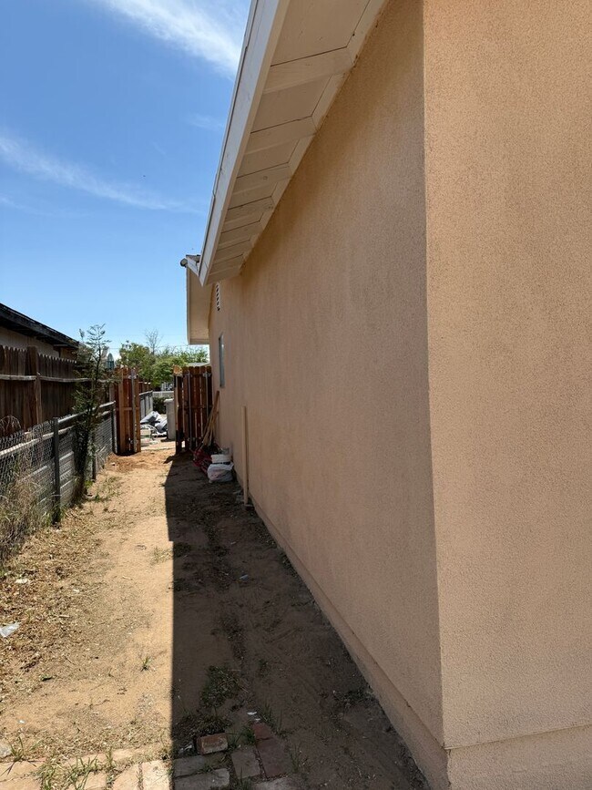 Building Photo - Charming 4-Bedroom Home for Rent in Hesperia, CA!