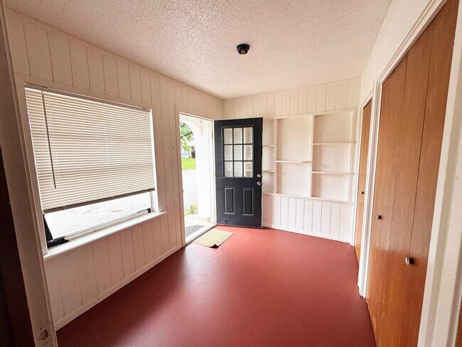 Building Photo - 132 Lake Breeze Dr