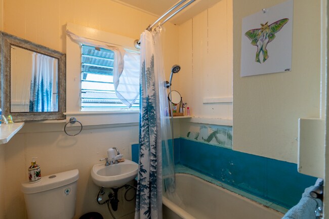 Building Photo - 398 Ohai St