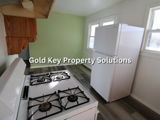 Building Photo - Spacious 3 BR 1 BA Ranch with Main-Level L...