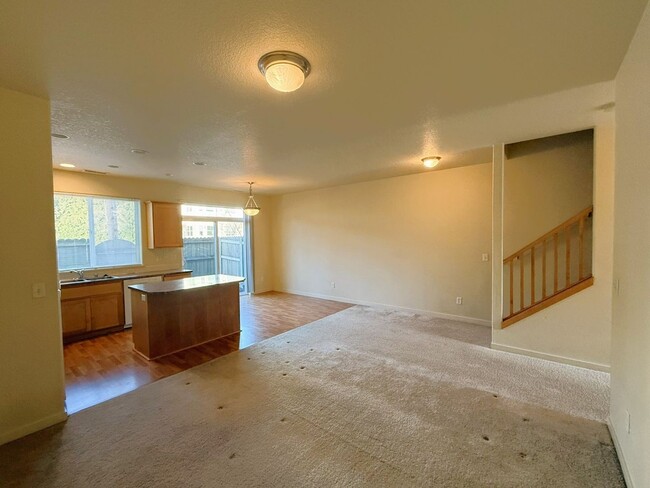 Building Photo - Don't Miss This 3 Bedroom Townhome in the ...