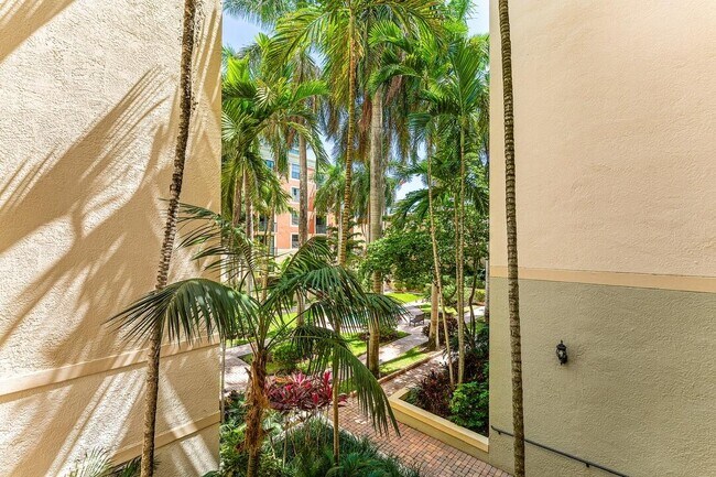 Building Photo - 720 S Sapodilla Ave