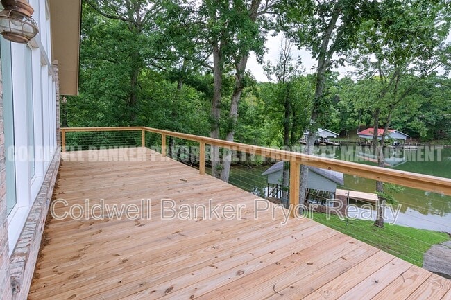 Building Photo - 165 Lakeshore Ct